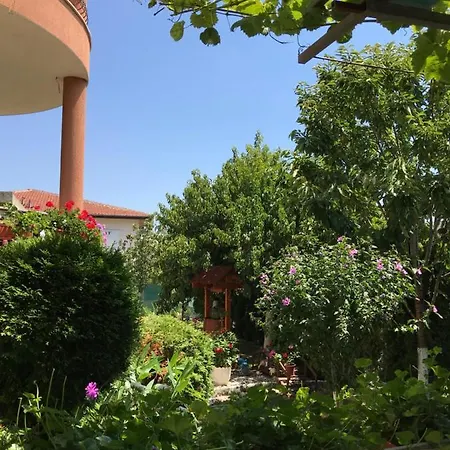 Val And Kate Konukevi 2*